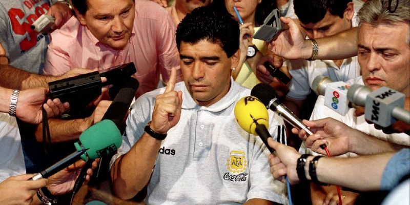 "Cậu bé Vàng" Maradona là một trong các cầu thủ lắm tài nhiều tật nhất trong thế giới bóng đá