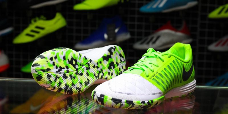 Giày sân Futsal được thiết kế phẳng và đế giày được tối ưu độ bám khi thi đấu trên sân hall